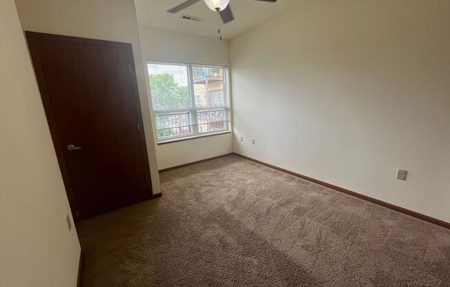 2 beds, 1 bath, 1,016 sqft, $1,600, Unit 215
