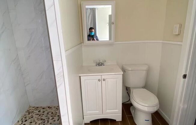1 bed, 1 bath, 700 sqft, $950, Unit 2F