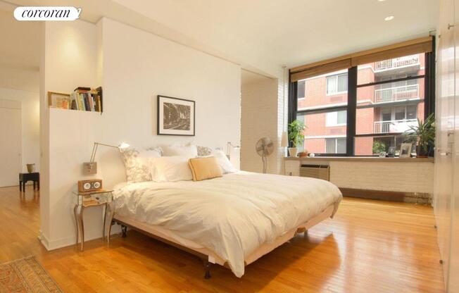 525 W 22 ST