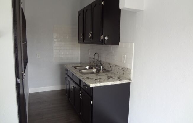 1 bed, 1 bath, $1,650, Unit F