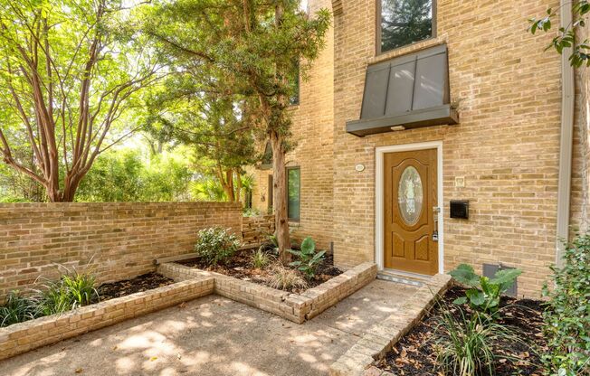 ALAMO HEIGHTS  |  TOWNHOME  |  REMODELED  |  HUGE TERRACE