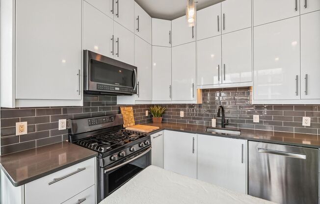 2 beds, 2 baths, $4,000, Unit # 1017
