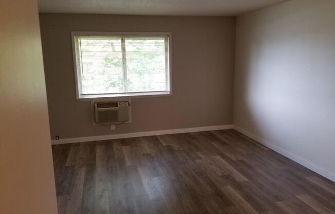2 beds, 1 bath, 760 sqft, $1,100, Unit 11