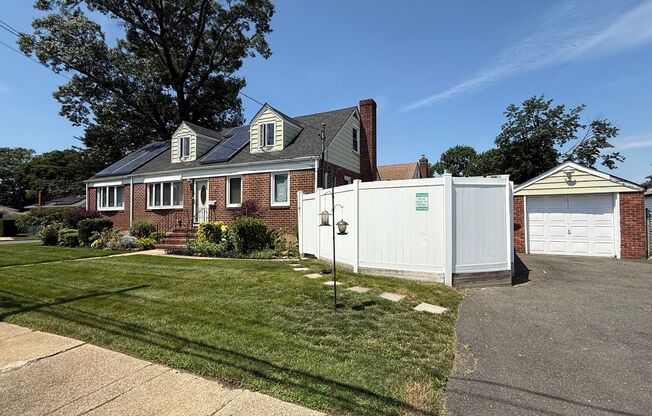 Fantastic 4 Bed/1.5 Bath Home in Valley Stream!