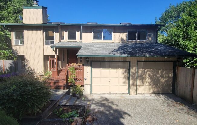 Kent 4 bedroom plus Den and 3 bathrooms & fenced yard and raised gardens - ready for move in August 8-10-2025