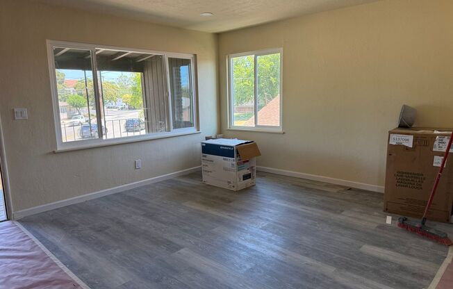 VACANT DOWNTOWN APARTMENT REDONE TO THE 10'S!!!