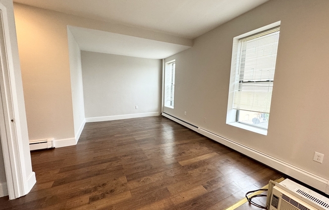 2 beds, 1 bath, $2,800, Unit 5