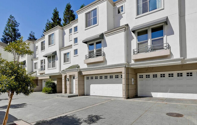 440 Navaro Pl., #220