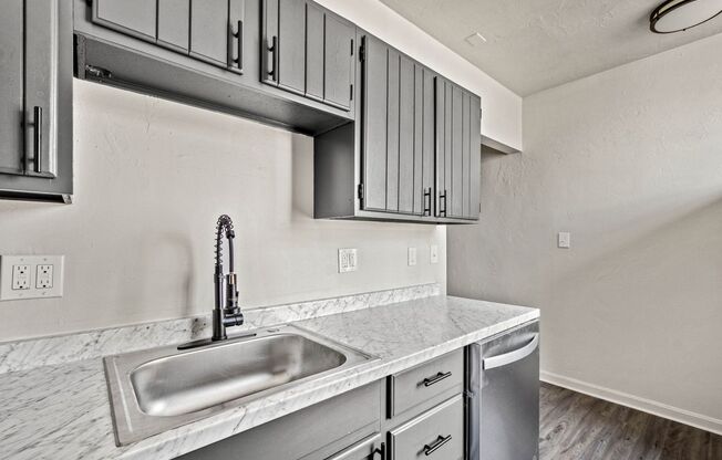 2 beds, 1 bath, 800 sqft, $949, Unit 111 W Lincoln Ave #21