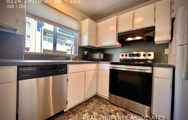 8224 196 ST SW