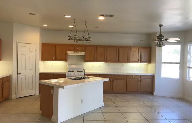 Nice House 5 beds 3.5 bath for lease in Eastvale