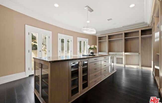 1350 BENEDICT CYN DR