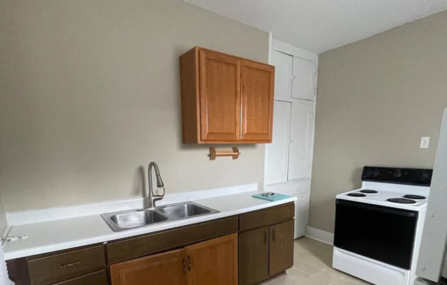 2 beds, 1 bath, 1,114 sqft, $675, Unit 204 1/2