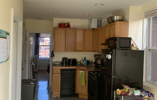 2 beds, 1 bath, $3,500, Unit 10