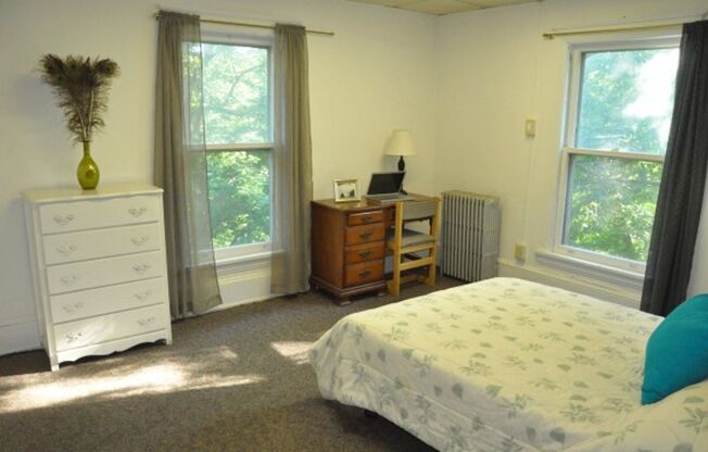 4 beds, 1 bath, $2,400, Unit 118-2