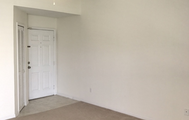 2/2 condo located near I-4/Milenia/Universal Studios