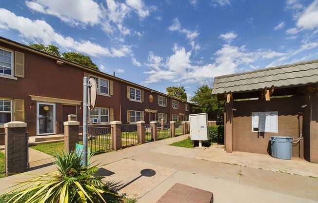 2 beds, 1 bath, 747 sqft, $700