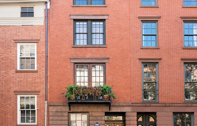 446 W 22 ST