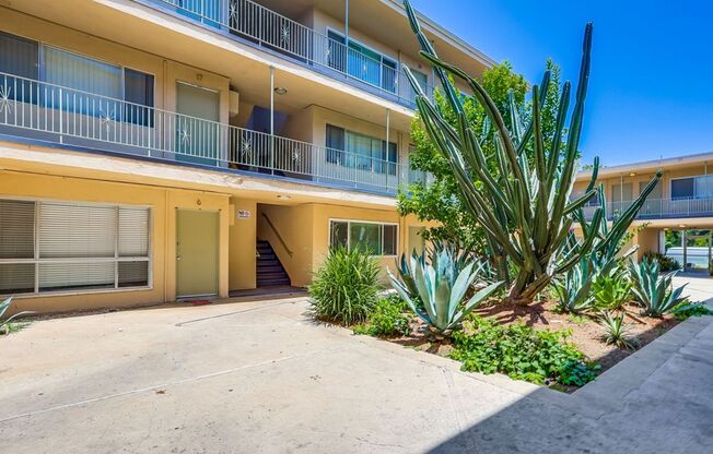 Hyde Park Living – Steps to Transit, Parks & Crenshaw!