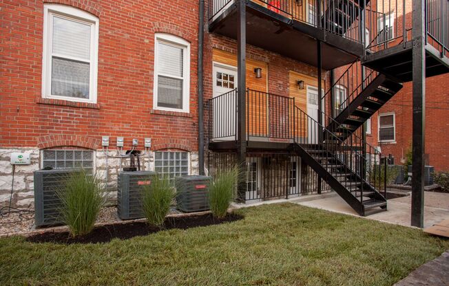 RENOVATED FROM TOP TO BOTTOM 2BD/1BATHS - DeMun