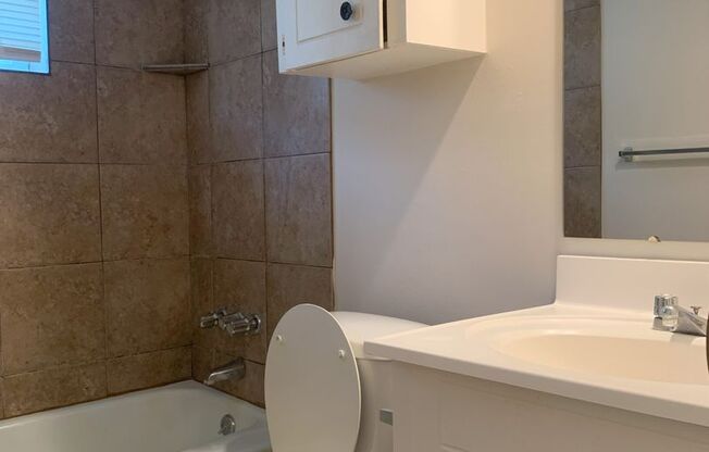 2 beds, 1 bath, 700 sqft, $870, Unit 9003