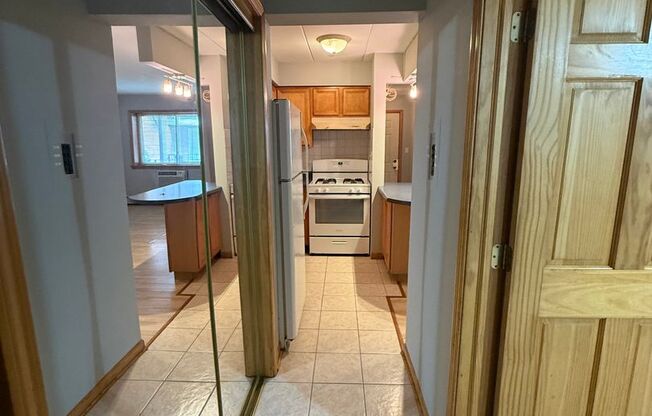 Well Maintained 1 Bedroom/1 Bath Unit Great Location Close to Ohare