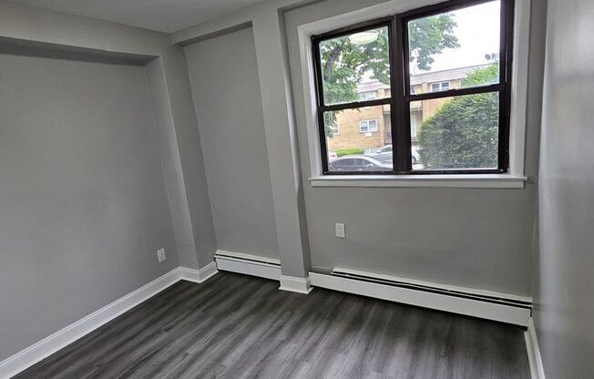 3 beds, 1 bath, $2,295, Unit Apt LD