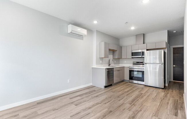7150 N GREENWICH AVE