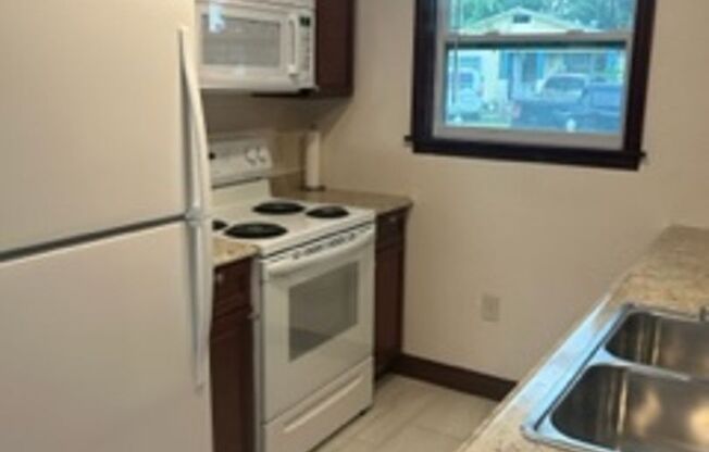 1 bed, 1 bath, $1,400, Unit 2540 41st Ave. N #A