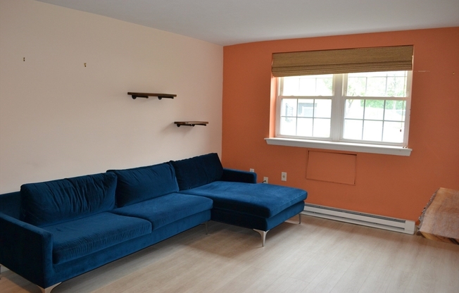 6 COLONIAL VLG DR