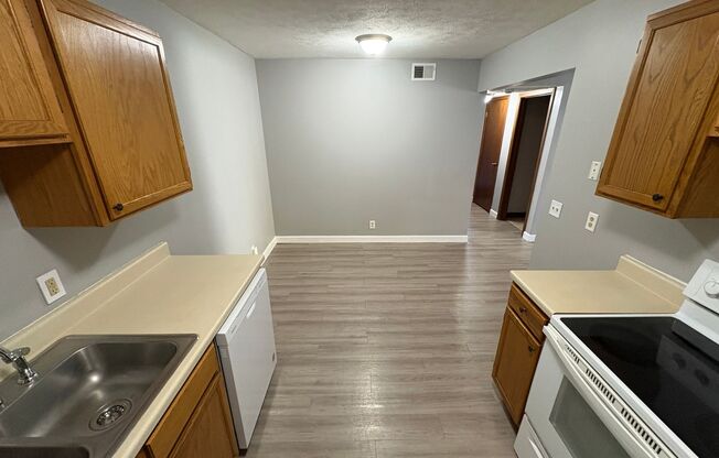 2 beds, 1 bath, 1,080 sqft, $820, Unit #20