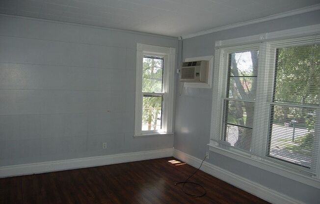 906 E Burlington Apartments!