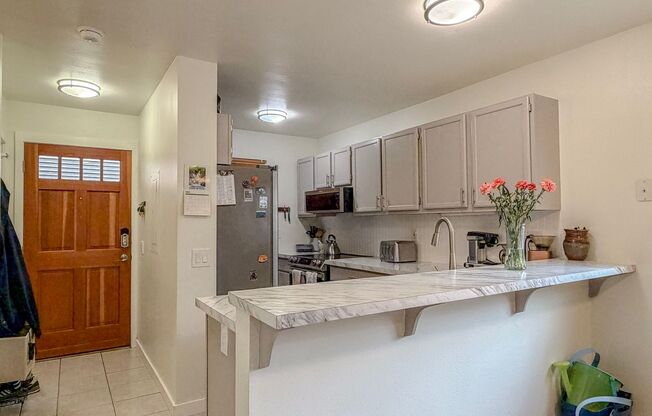 2 bed/2.5 bath Townhome with Bonus Loft Space in North Seattle, $2,600/mo.