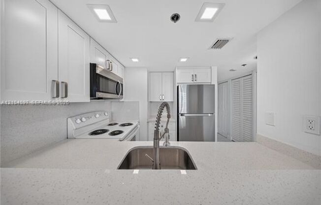 1 bed, 1.5 baths, $3,100, Unit # 916