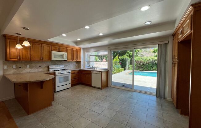 Westlake Village 4+2.5 w/pool, spa, green belt + lake access!