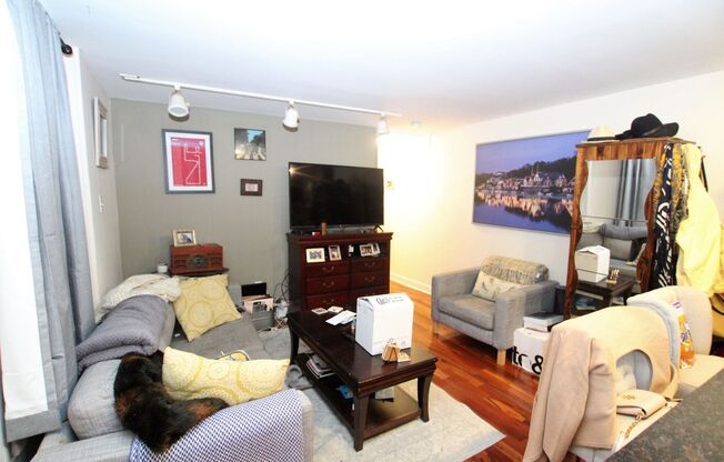 2109 Spring Garden unit 1R -AVAILABLE NOW