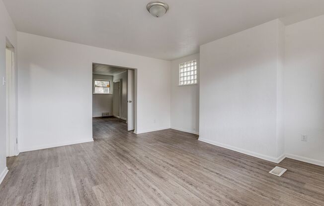 Available NOW- Charming 4 Bedroom 1.5 bath Townhouse in the Heart of Mt. Oliver!