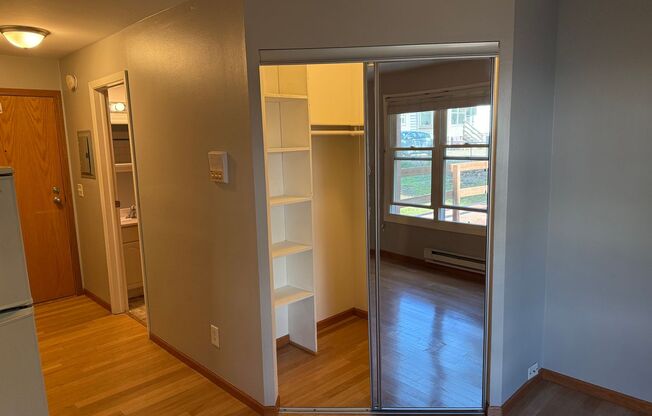Studio, 1 bath, 350 sqft, $1,075, Unit Unit 101
