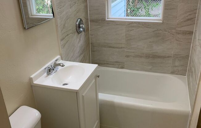 3BR SINGLE FAMILY HOME WITH FULL BASEMENT, GARAGE, YARD AND PARKING. NICE!