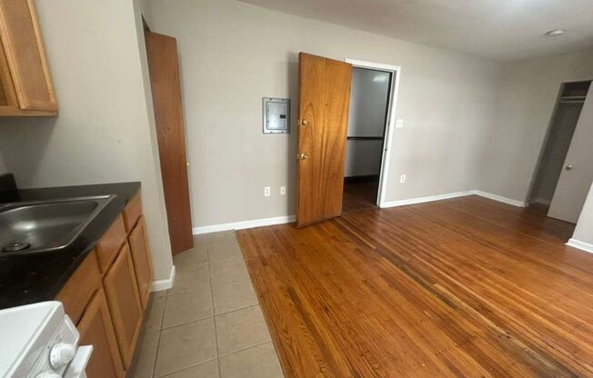 Studio, 1 bath, 280 sqft, $990, Unit A32