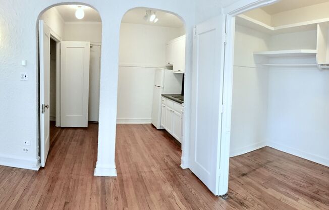 Studio, 1 bath, 275 sqft, $1,420, Unit 301