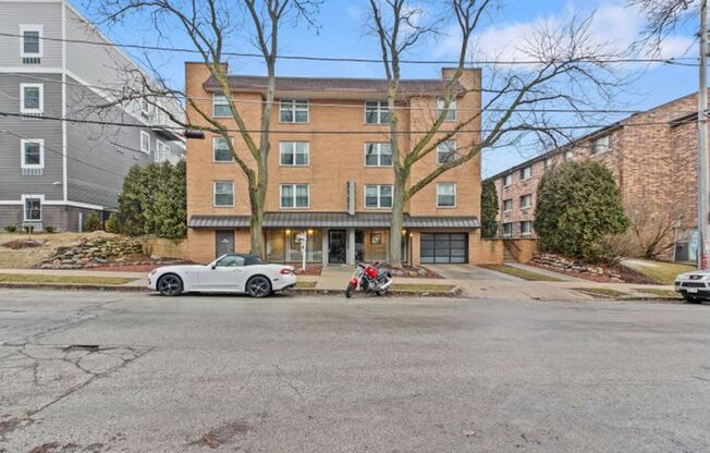 2121 N Cambridge Ave