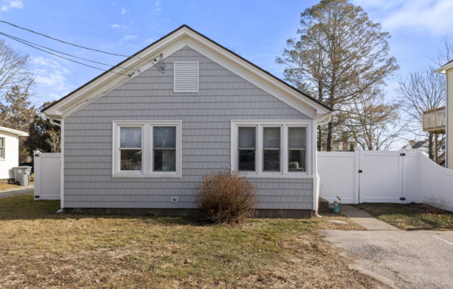 WINTER RENTAL Fully Furnished 2 Bedroom Cottage Steps to Beach - Heat and WiFi Included!