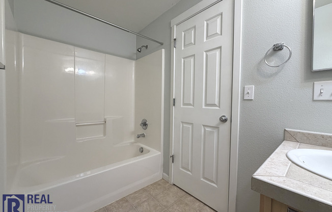 2 beds, 2 baths, $1,695, Unit Unit 305