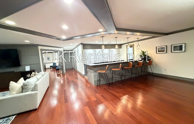 2 beds, 1 bath, 1,054 sqft, $2,200, Unit 728 728