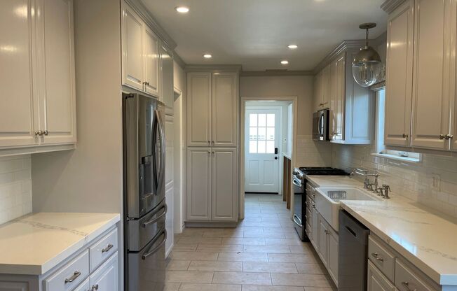 Luxurious Lake Balboa Home with Athletic Amenities for Rent!