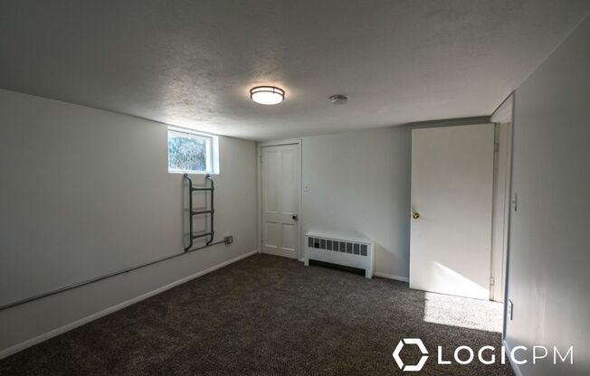 2 beds, 1 bath, $1,100