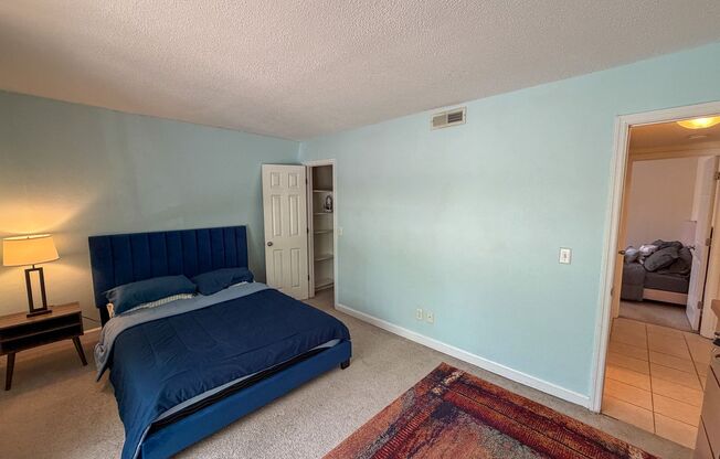 2 beds, 1 bath, $1,200, Unit Unit J-22
