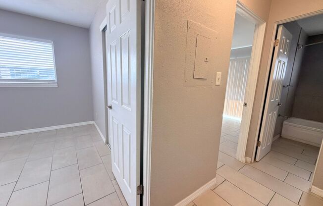 2 beds, 1 bath, $1,495, Unit 201