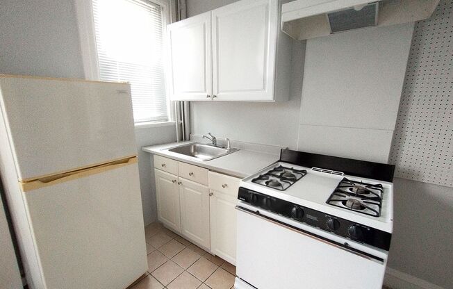 3 beds, 1 bath, 5 sqft, $1,675, Unit 3B